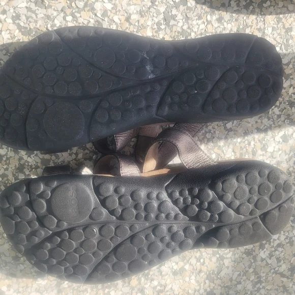 Taos Footwear Women's Metallic Sandals - Picture 3 of 5